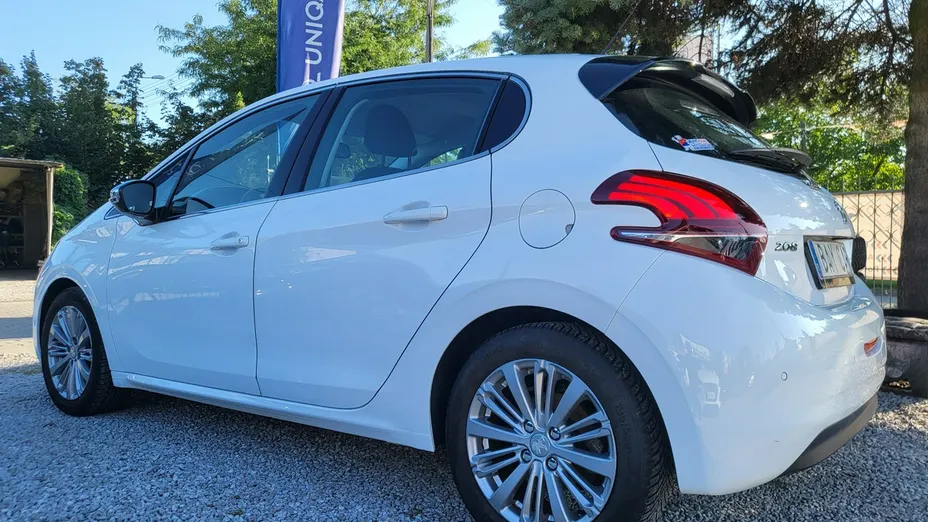 PEUGEOT 208 -