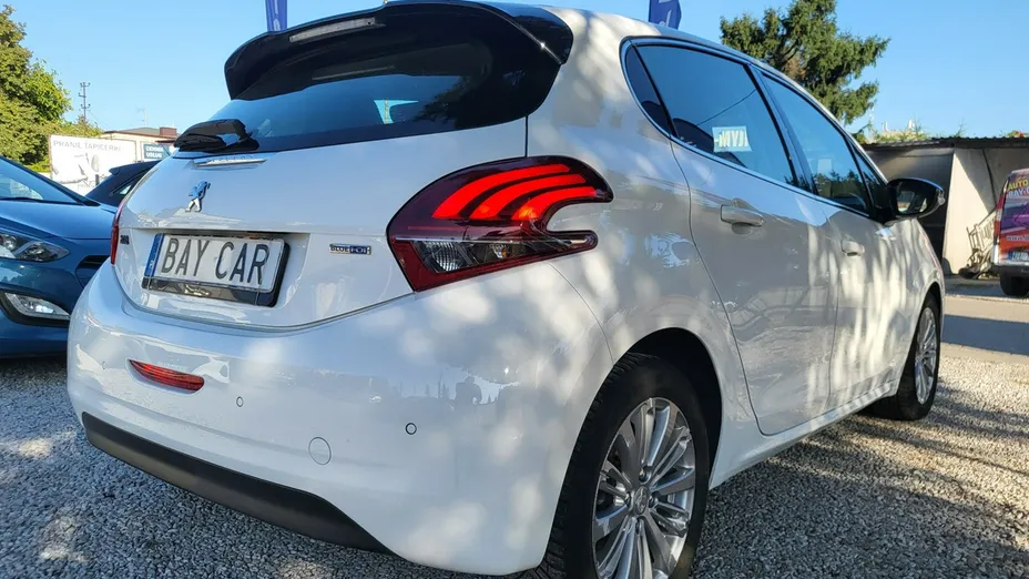 PEUGEOT 208 -