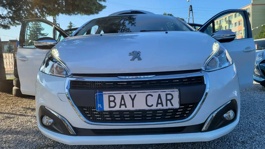 PEUGEOT 208 -