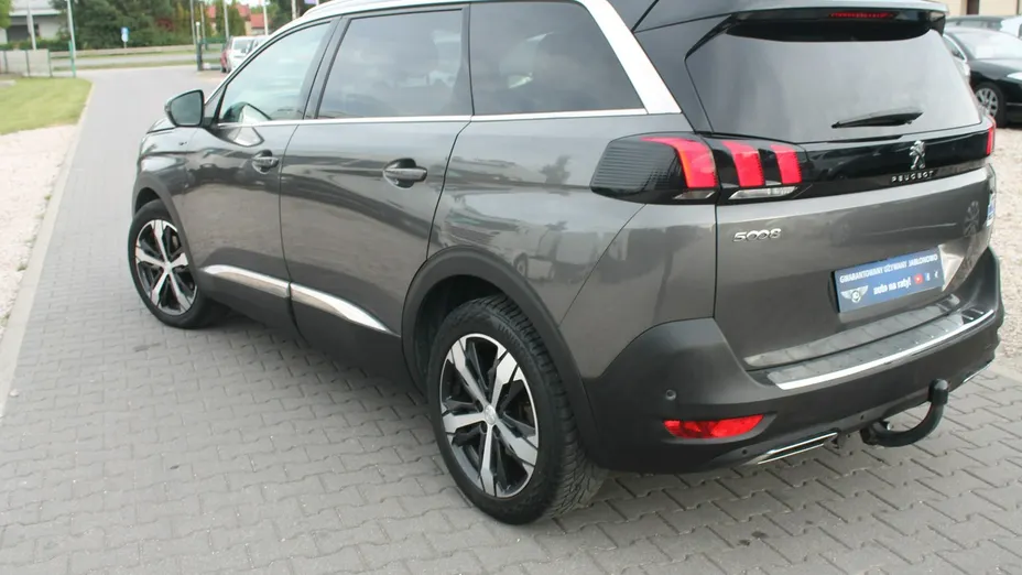 PEUGEOT 5008 -
