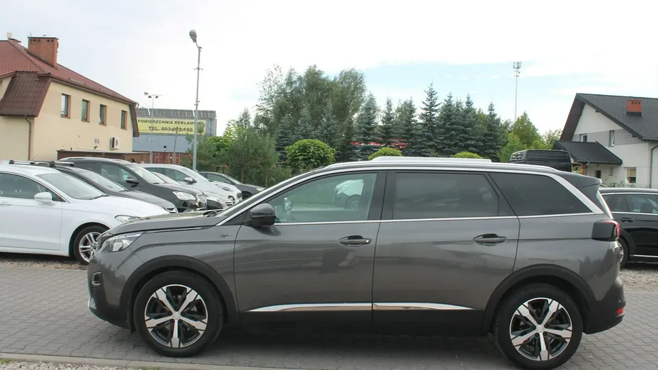 PEUGEOT 5008 -
