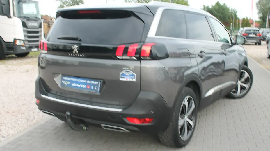 PEUGEOT 5008 -