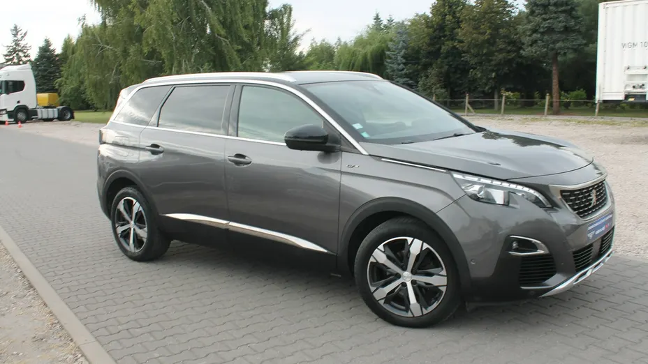 PEUGEOT 5008 -