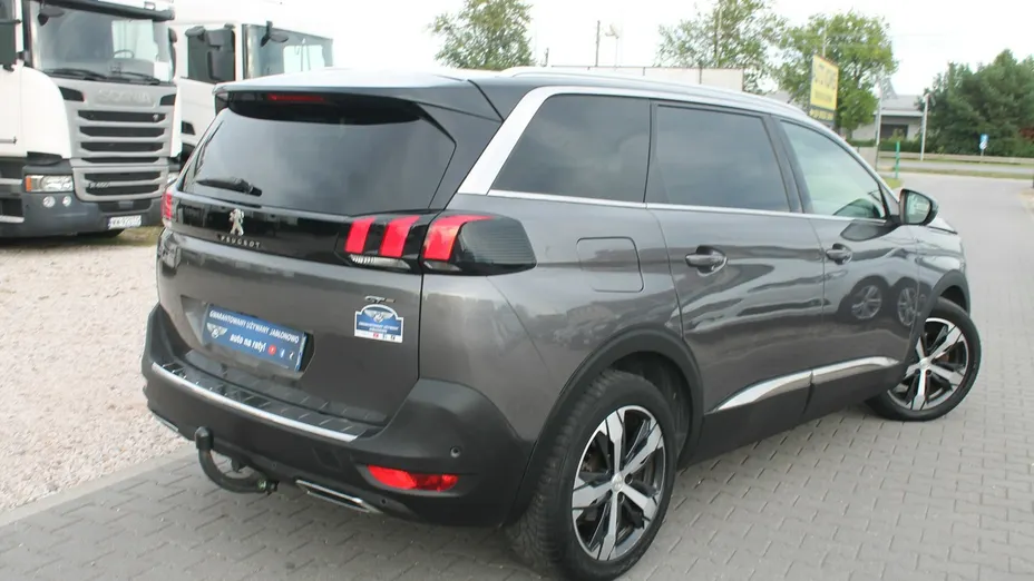 PEUGEOT 5008 -