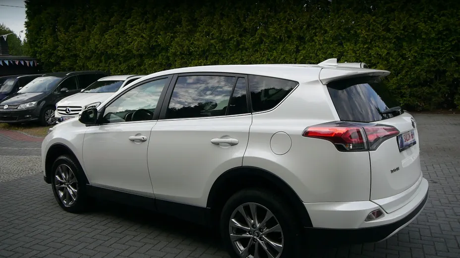 TOYOTA RAV4 -