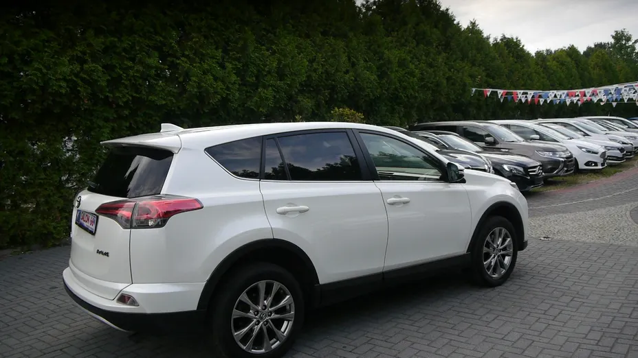 TOYOTA RAV4 -