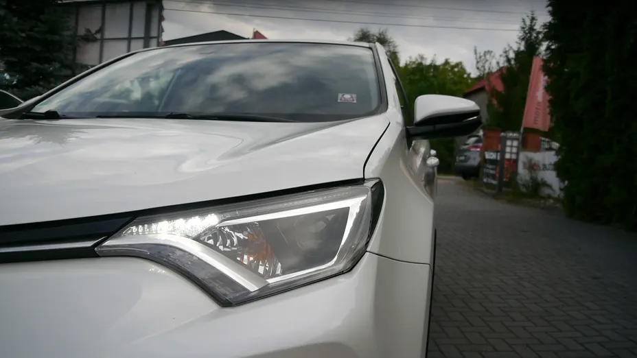 TOYOTA RAV4 -