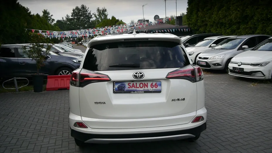 TOYOTA RAV4 -