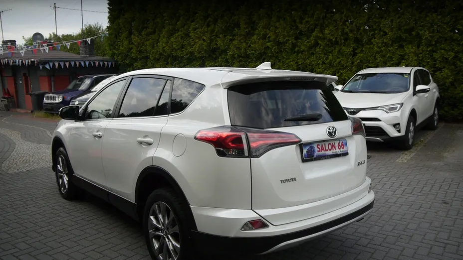 TOYOTA RAV4 -