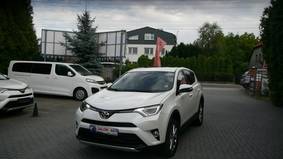 TOYOTA RAV4 -