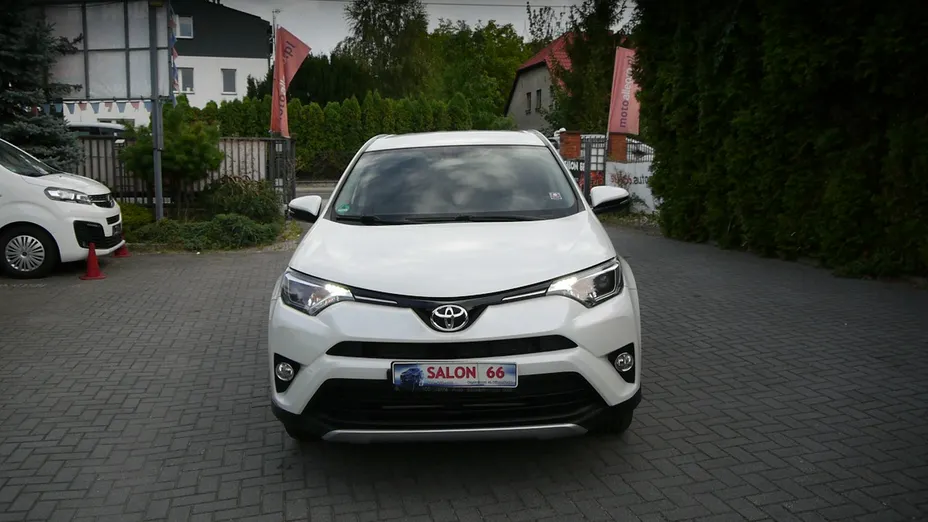 TOYOTA RAV4 -