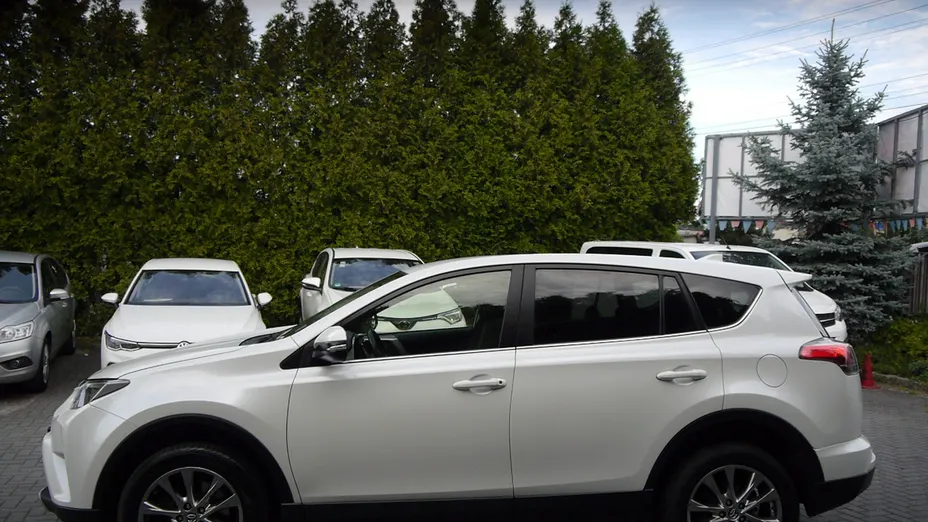 TOYOTA RAV4 -