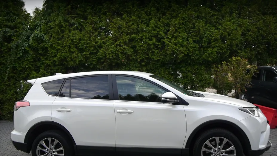 TOYOTA RAV4 -