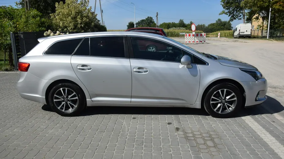 TOYOTA Avensis -