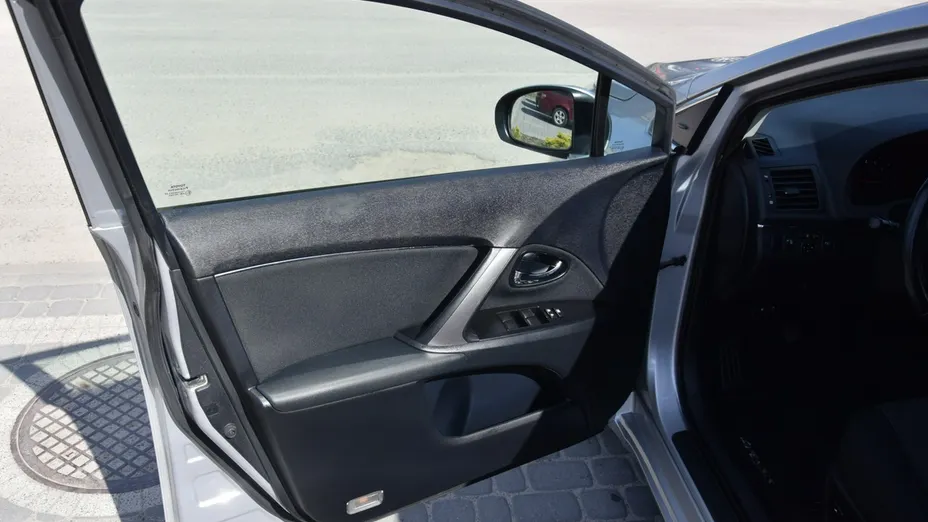 TOYOTA Avensis -