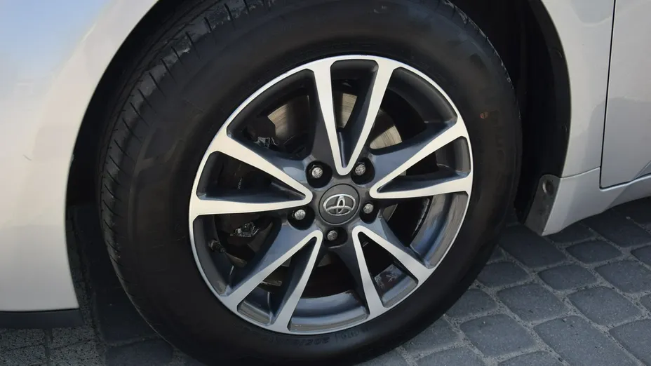 TOYOTA Avensis -
