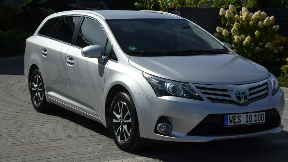 TOYOTA Avensis -