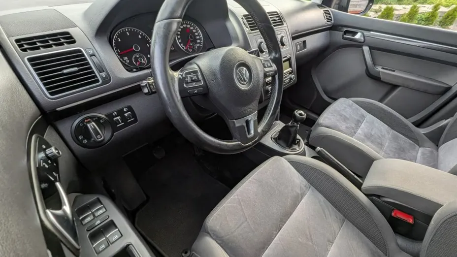 VOLKSWAGEN Touran -