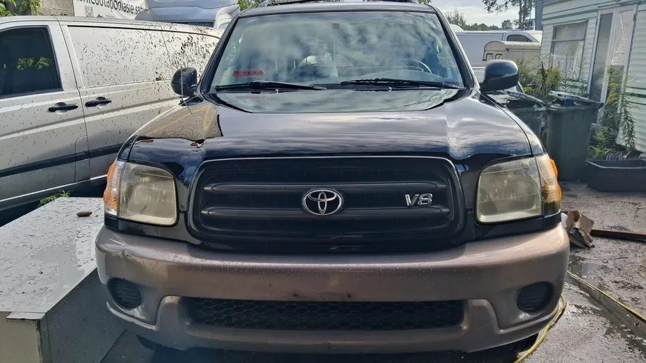 TOYOTA Sequoia -
