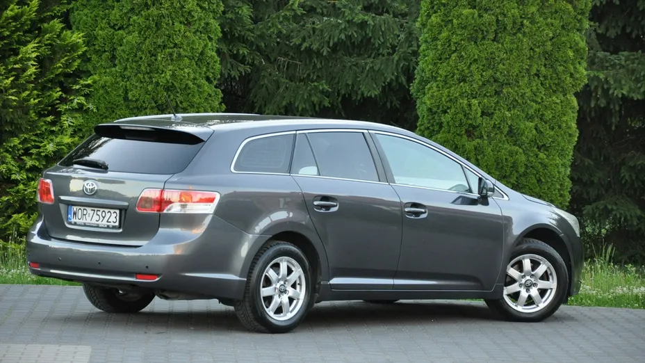 TOYOTA Avensis -