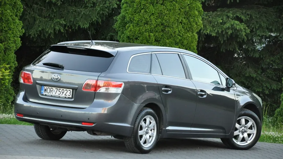 TOYOTA Avensis -