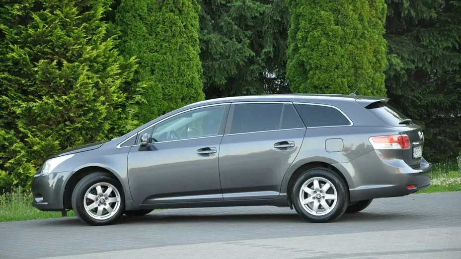 TOYOTA Avensis -