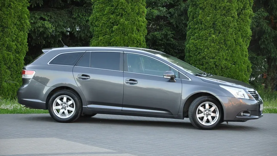 TOYOTA Avensis -