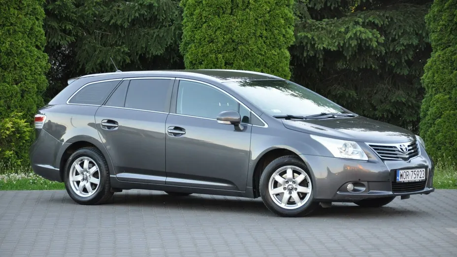 TOYOTA Avensis -