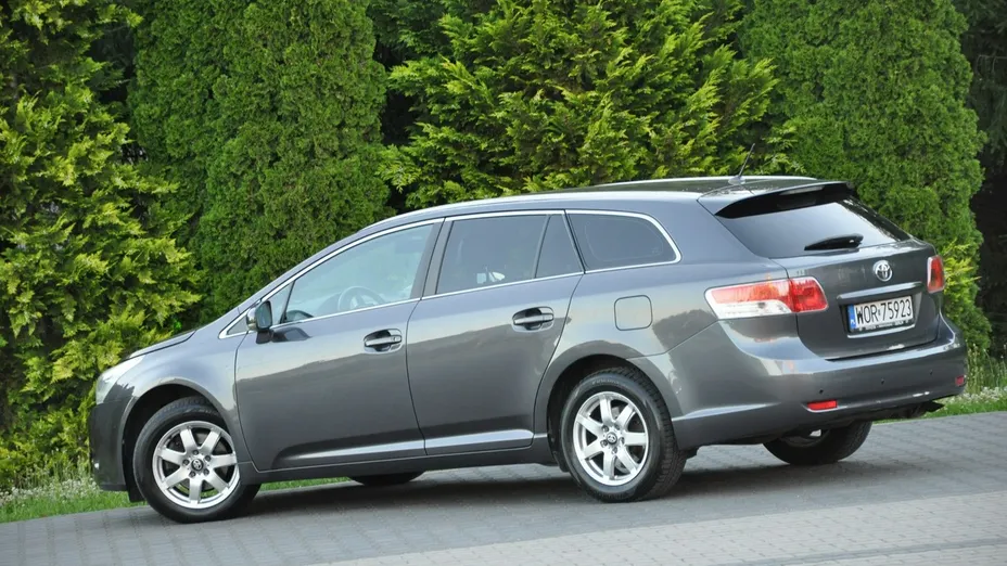 TOYOTA Avensis -