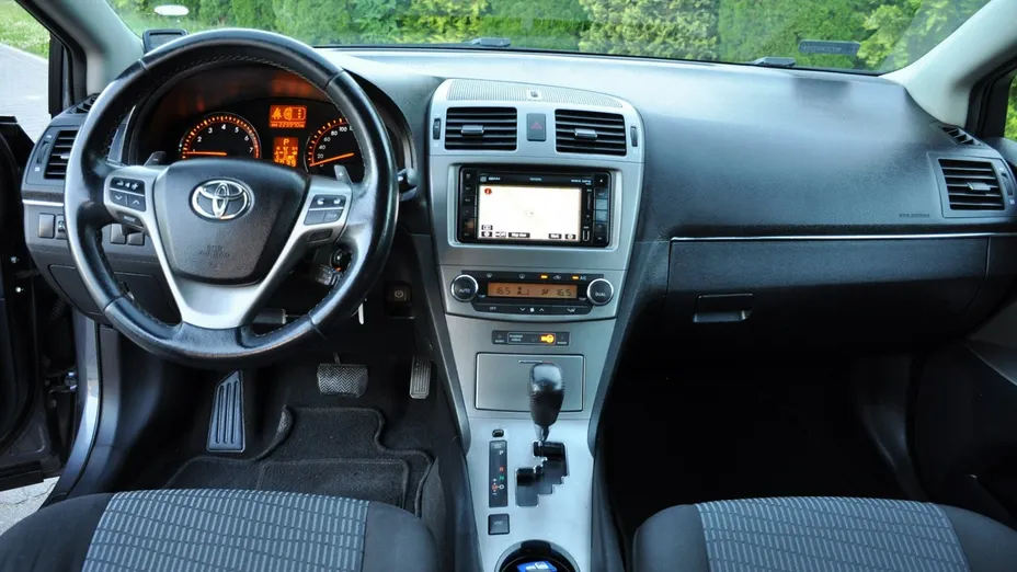 TOYOTA Avensis -