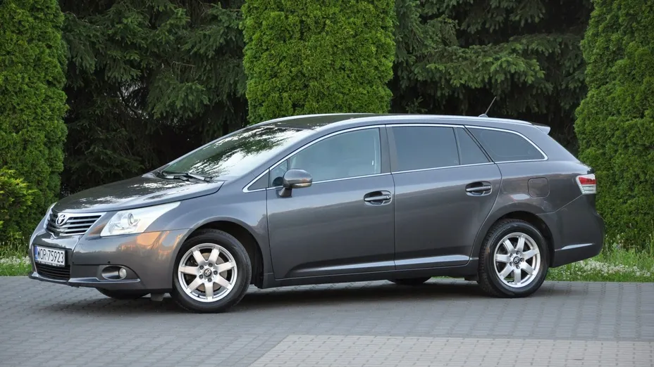TOYOTA Avensis -