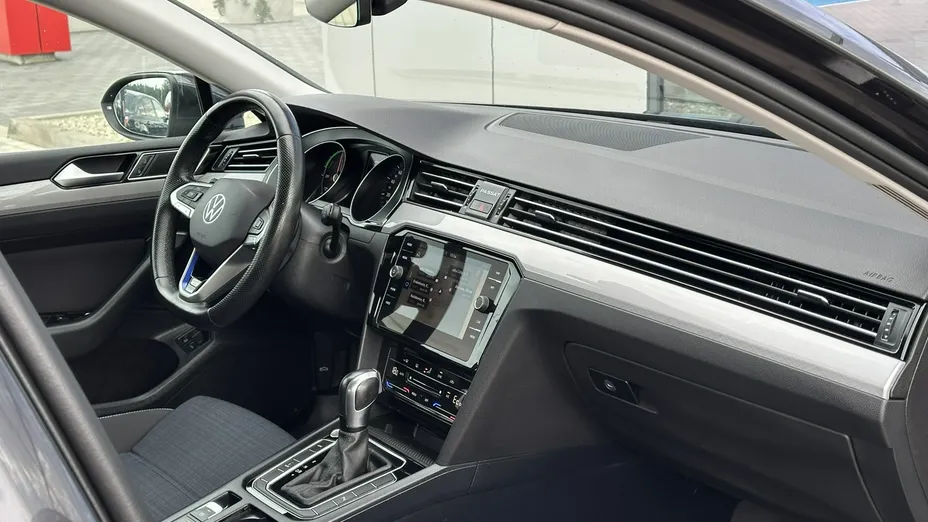 VOLKSWAGEN Passat -