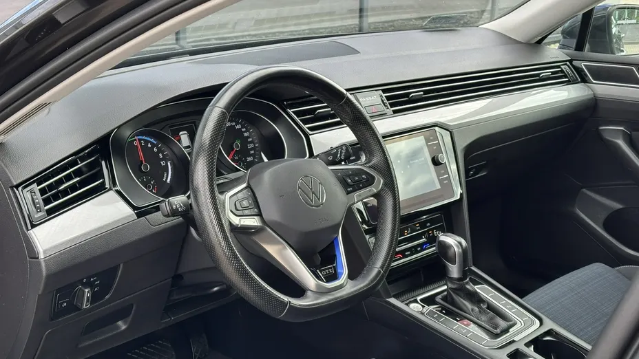 VOLKSWAGEN Passat -