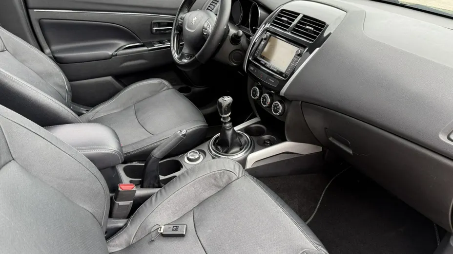 PEUGEOT 4008 -