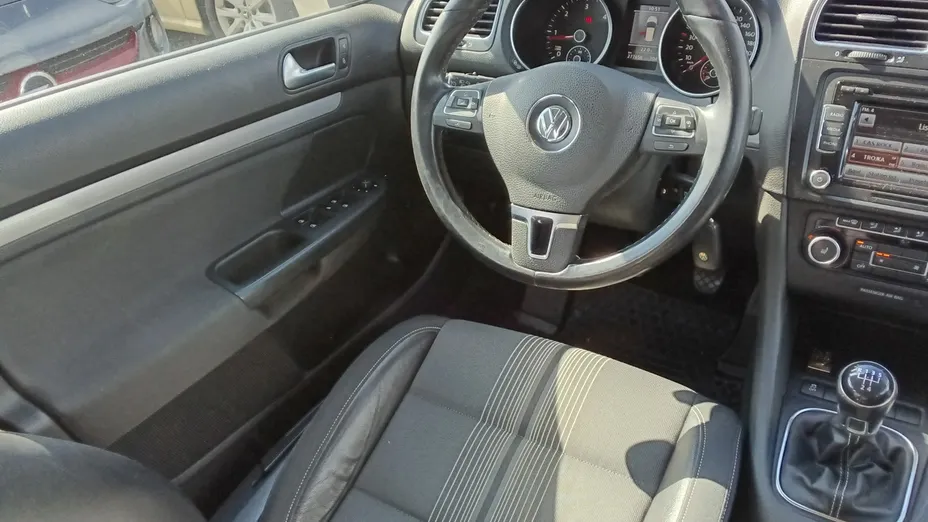 VOLKSWAGEN Golf -