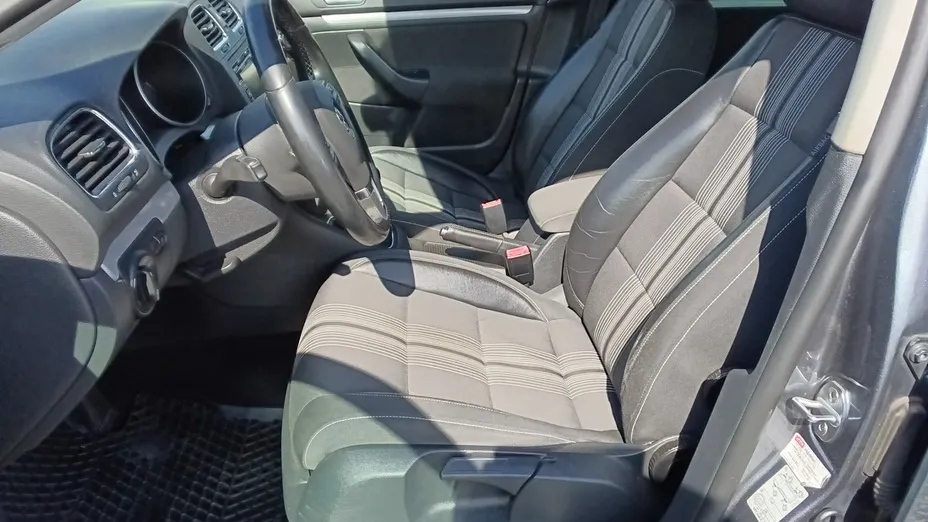 VOLKSWAGEN Golf -