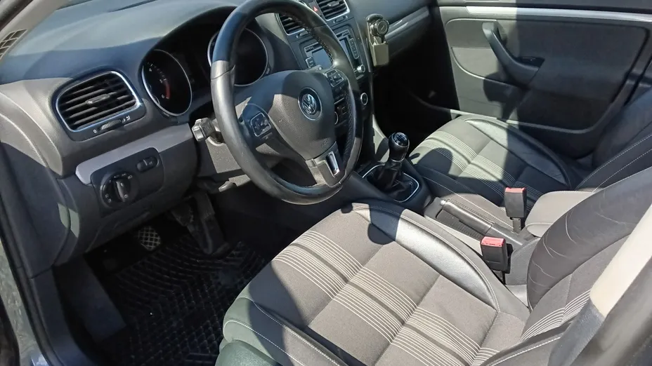 VOLKSWAGEN Golf -