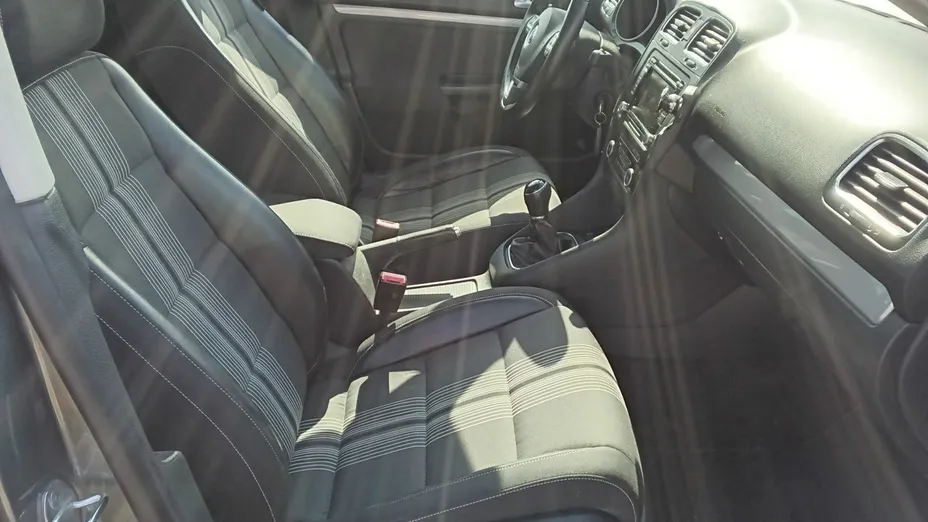 VOLKSWAGEN Golf -