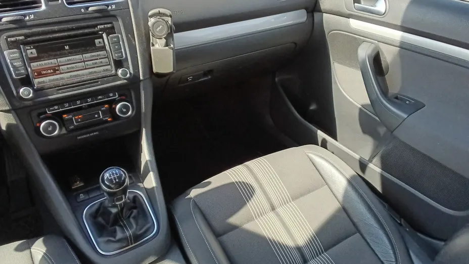VOLKSWAGEN Golf -