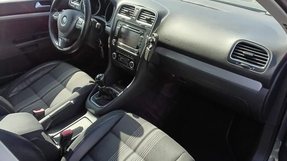 VOLKSWAGEN Golf -