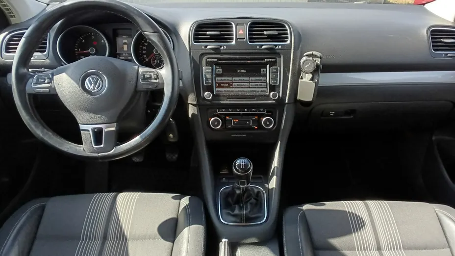VOLKSWAGEN Golf -