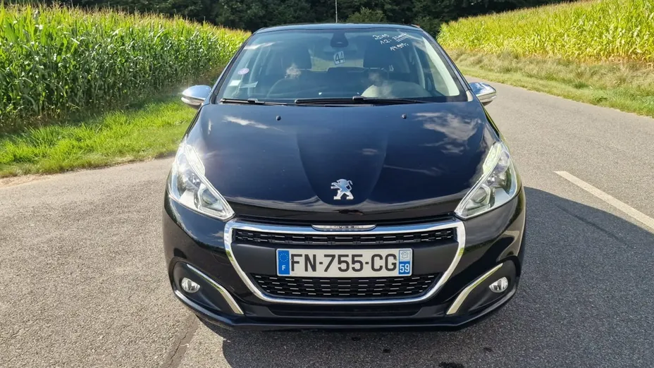PEUGEOT 208 -
