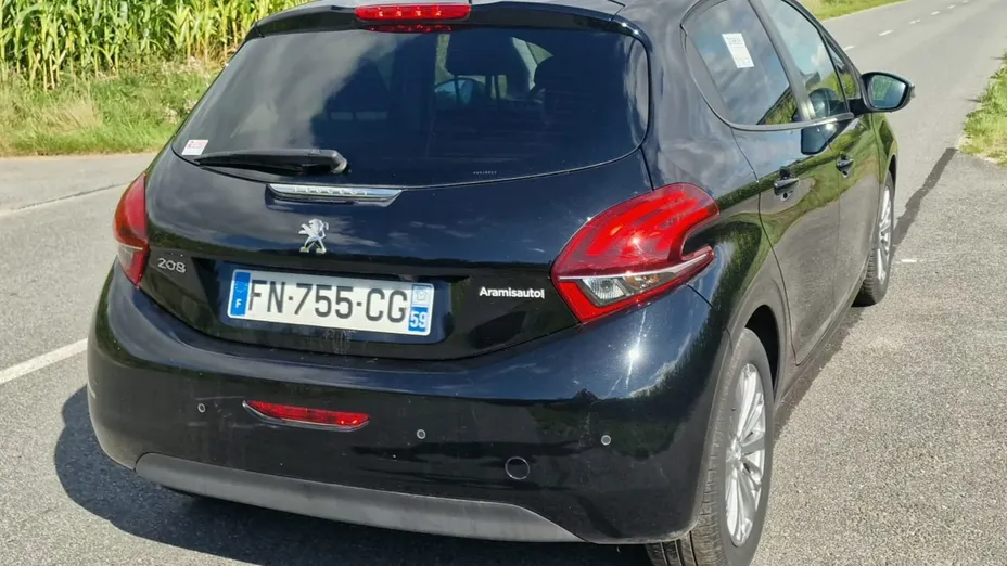 PEUGEOT 208 -