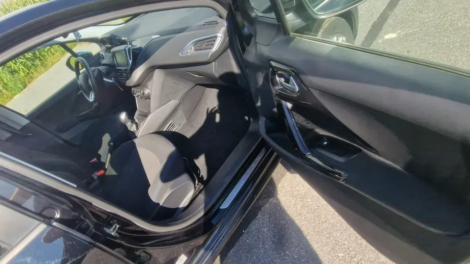 PEUGEOT 208 -