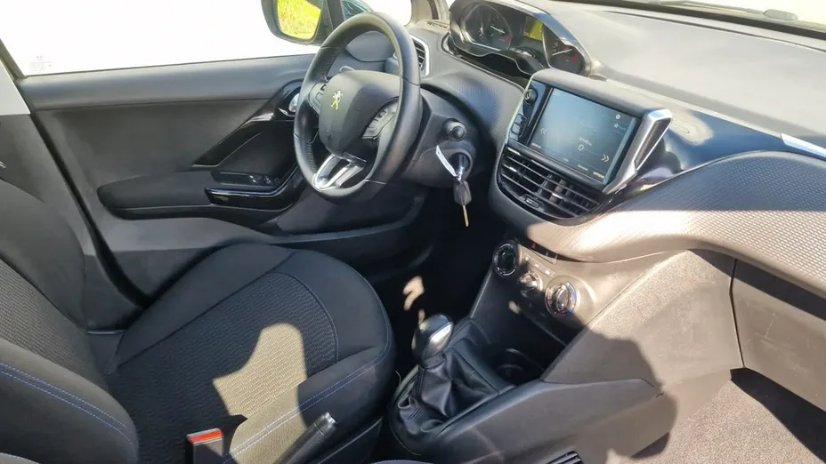 PEUGEOT 208 -
