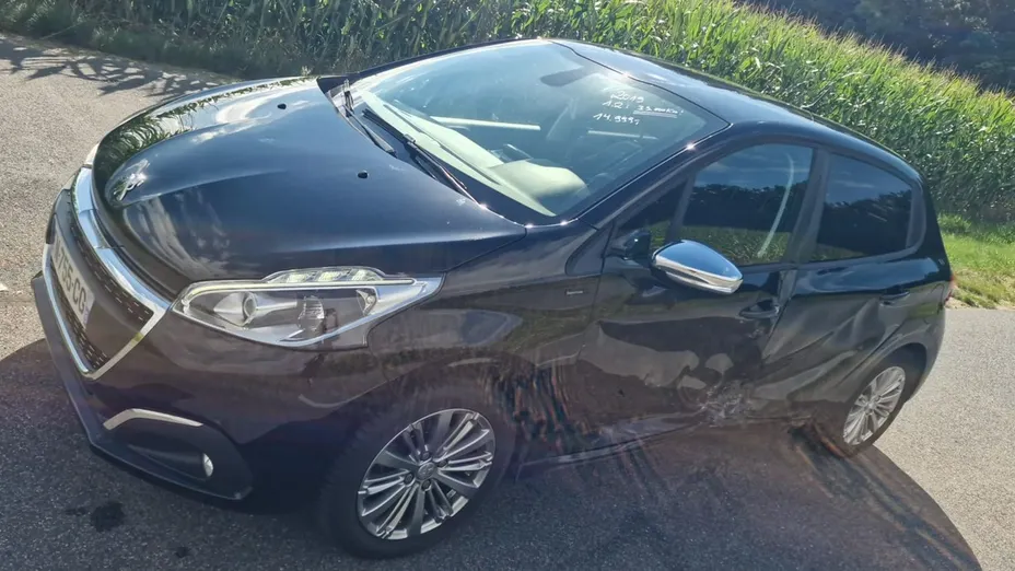 PEUGEOT 208 -