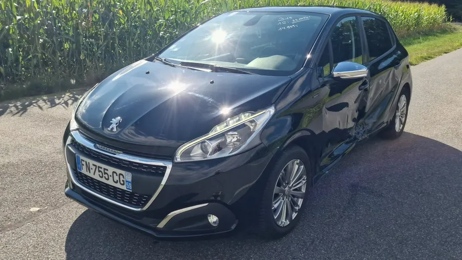 PEUGEOT 208 -