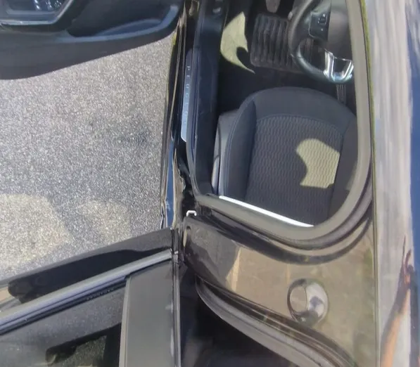 PEUGEOT 208 -