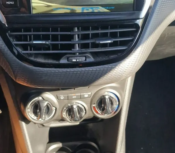 PEUGEOT 208 -