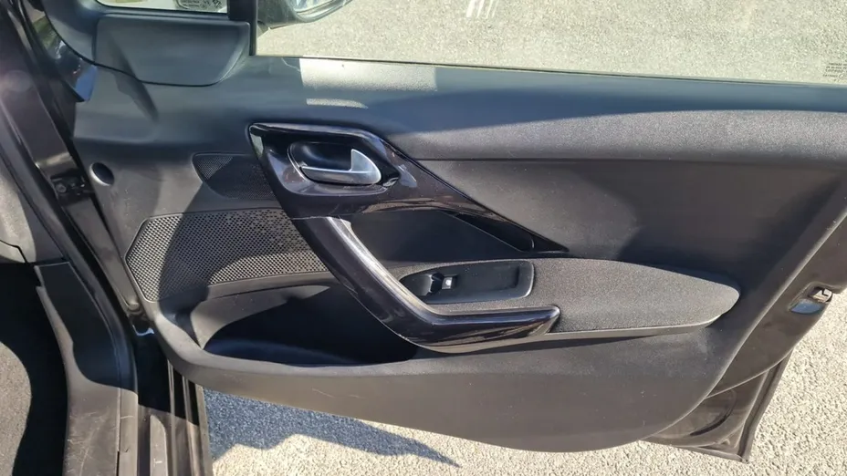 PEUGEOT 208 -